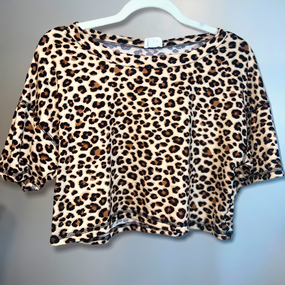 LE LIS Leopard Print Crop Top NWT Size Small Stretch Shirt Blouse